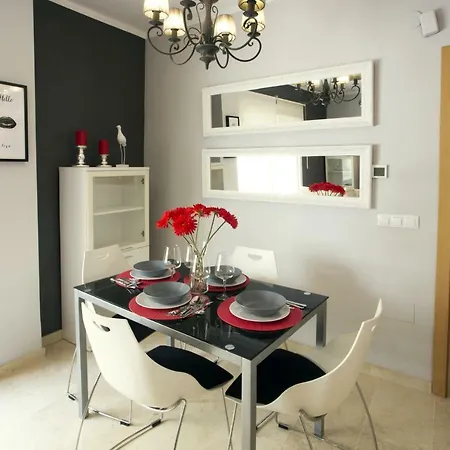 Modern, Comfortable & Bright Apartment
