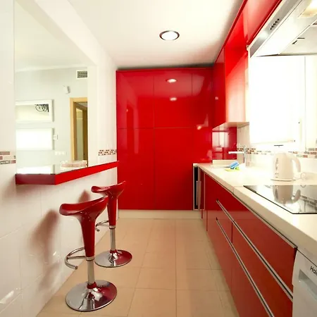 Modern, Comfortable & Bright Apartment *
